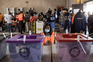 Un agent de la Commission électorale de Zambie (ECZ) dans un bureau de vote de Lusaka, le 12 août 2021. © Patrick Meinhardt / AFP