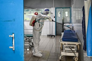 Un agent de l’Institut national d’hygiène publique désinfecte les locaux du CHU de Cocody à la suite du passage d’une patiente atteinte d’Ebola à Cocody, le 16 août 2021.