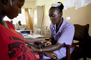 Sia Sandi, étudiante à l’école de sages-femmes de Masuba, examine une patiente enceinte pendant son stage à l’hôpital régional de Makeni, en Sierra Leone. © Abbie TRAYLER SMITH/PANOS-REA