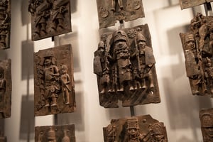Des bronzes du Bénin au British Museum, le 22 novembre 2018, à Londres, en Angleterre. © Jan Kitwood/Getty Images via AFP