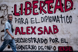 Un graffiti indique « Liberté pour le diplomate Alex Saab, enlevé par le gouvernement du Cap-Vert » à Caracas, le 23 février 2021. © YURI CORTEZ/AFP