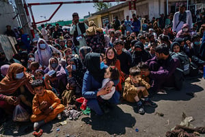 Le 25 août, des femmes et des enfants afghans attendent de pouvoir fuir le pays à l’aéroport de Kaboul © MARCUS YAM/LA TIMES/SHUTTERSTOCK/Sipa