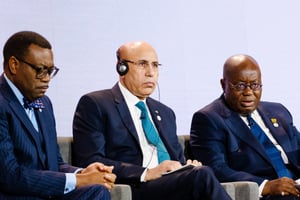 De g. à dr. : Akinwumi Adesina, président de la Banque africaine de développement, Mohammed Ould Ghazouani, président de la Mauritanie, et Nana Akufo-Addo, président du Ghana, lors d’une table ronde au sommet d’investissement Royaume-Uni-Afrique à Londres, le 20 janvier 2020. © DFID – UK Department for International Development
/Flickr/Licence CC