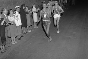 L’athlète éthiopien Abebe Bikila dépasse le Marocain Abdeslam Radi aux JO de Rome en 1960 © EPU / AFP