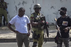 Capture d’écran d’une vidéo, où des services de sécurité se tiennent près d’une dépouille dans une rue, à proximité de l’ambassade de France à Dar es Salaam, en Tanzanie, le 25 août 2021. © AP Photo)/NAI104/21237699578618/Image made from video/2108252131