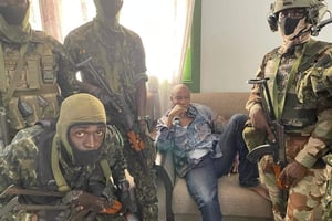Alpha Condé, entouré des militaires des Forces spéciales qui ont procédé à son « arrestation », le dimanche 5 septembre 2021. © DR