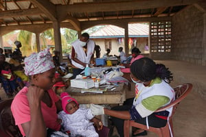 Mission de Médecins sans frontières dans le district de Kenema, en Sierra Leone, en juillet 2020 © Saidu BAH / AFP