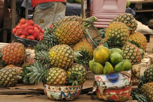Ananas sur un marché camerounais © Renaud Van Der Meeren pour EDJ