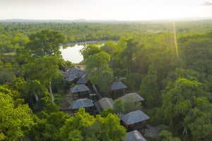 Les lodges de la réserve naturelle volontaire du Nzi. © Nabil Zorkot