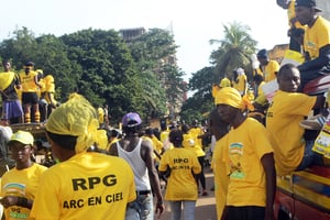 Des partisans du RPG à Conakry, en 2013 (illustration). Rally of the Guinean People (RPG) party’s supporters take part in a campaign rally in Conakry on September 26, 2013, on the last campaign day for the parliamentary elections. Guineans vote on September 28 in the first parliamentary elections in the troubled west African nation in over a decade, after months of delays and a campaign plagued by deadly unrest.
© CELLOU BINANI/AFP