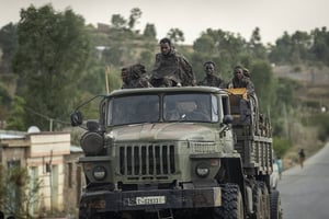 Soldats de l’armée fédérale éthiopienne sur la route d’Abi-Adi, dans la région du Tigré (nord de l’Éthiopie), le 11 mai 2021. © Ben Curtis/AP/SIPA