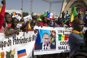Des partisans d’une intervention russe au Mali, lors d’une manifestation en faveur des putschistes à Bamako, en septembre 2020. © /AP/SIPA