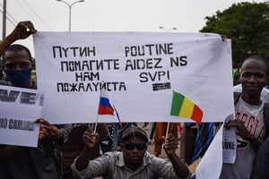Des manifestants à Bamako, le 26 mai 2021, appellent à une intervention russe. © Nicolas Remene/Le Pictorium/Cove via Reuters