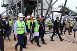Le Premier ministre libyen Abdelhamid Dbeiba sur le chantier de la centrale électrique turque Enka, à Tripoli, en mai 2021. © Muhammed Ertima/ANADOLU AGENCY/AFP