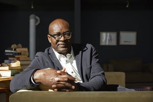 Achille Mbembe à Johannesburg, le 04 août 2020. © Marc schoul pour JA.
