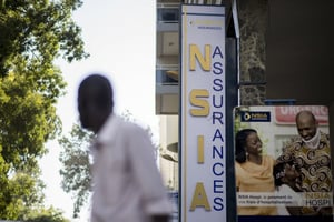 Enseigne de la compagnie d’assurances NSIA, dans le centre de Dakar, au Sénégal. © Sylvain Cherkaoui pour Jeune Afrique