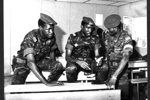 De gauche à droite : les capitaines Blaise Compaoré et Thomas Sankara, avec le commandant Lingani, au lendemain du coup d’État du 4 août 1983. © Archives Jeune Afrique