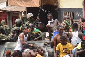 Des Guinéens célèbrent le coup d’État du 5 septembre 2021, à Conakry © CELLOU BINANI/AFP