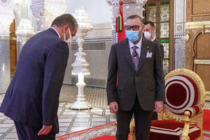Mohammed VI (à dr.) et le chef du Rassemblement national des indépendants (RNI), Aziz Akhannouch, au palais royal de Fès, le 10 septembre 2021. © Azzouz Boukallouch/Moroccan Royal Palace/AFP