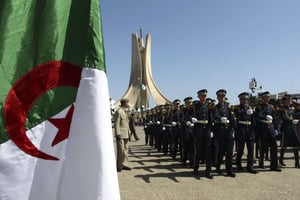 Parade militaire lors d’un défilé à Alger, le 5 juillet 2017. © Anis Belghoul/AP/SIPA