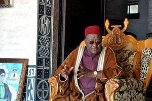 Ibrahim Mbombo Njoya Le sultan des bamoun devant son palais à Foumban
© MABOUP