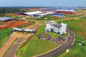 Avec 35 000 employés et près de 120 entreprises revendiquées, la ZES a grandement participé à l’essor économique du Gabon. © Olamnet