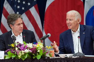 Joe Biden (dr.), alors vice-président, aux côté d’Anthony Blinken, secrétaire d’État adjoint, lors d’échanges avec des représentants sud-coréens et japonais, à Honolulu, 14 juillet 2016. © U.S. Pacific Command/Flickr/Licence CC