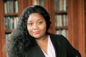 L’écrivaine nigériane Tola Rotimi Abraham vit à Iowa City où elle poursuit des études supérieures en journalisme. © Carole Cassier