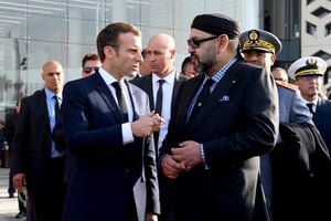 Le roi du Maroc Mohammed VI (à droite) s’entretient avec le président français Emmanuel Macron (à gauche) après l’inauguration d’une ligne à grande vitesse à la gare de Rabat, le 15 novembre 2018. © CHRISTOPHE ARCHAMBAULT/AFP