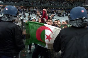 Il y a vingt ans, le match amical France-Algérie, au Stade de France, était interrompu à la 76e minute après que des supporters algériens ont envahi la pelouse. © OLIVIER MORIN/AFP