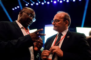 Le philosophe camerounais Achille Mbembe avec Rémy Rioux, directeur général de l’Agence française de développement, au sommet Afrique-France de Montpellier, le 8 octobre 2021. © Ludovic Marin/AFP