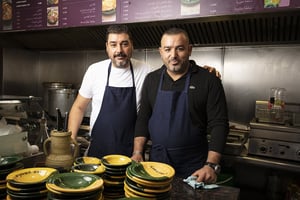 Yassine Kedidi et Farid Kadidi, deux des trois associés du restaurant « Chez Yassine », le 5 octobre 2021. © Olivier Monge pour JA