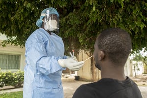 Test de dépistage du Covid-19 à l’hôpital universitaire Fann, à Dakar, en mai 2020 © Sylvain Cherkaoui/SIPA