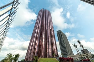 La tour Postel 2001, gratte-ciel de 26 étages, et l’immeuble Caistab (104 m.). Bâtis tous deux dans les années 1980, ces buildings emblématiques de la ville ont longtemps abrité ministères et grandes administrations. © Nabil Zorcot