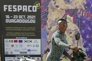 Devant l’entrée du FESPACO (Festival Panafricain du Film et de la Télévision de Ouagadougou) à Ouagadougou, Burkina Faso, le vendredi 15 octobre 2021. © Sam Mednick/AP/SIPA