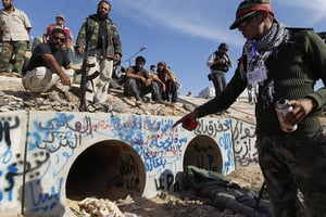Pour échapper aux miliciens, Kadhafi s’était caché dans un tuyau de canalisation © REUTERS/Thaier al-Sudani
