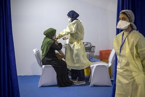 Administration d’une dose de Sinopharm contre le Covid-19 dans le cadre de la campagne locale de « vaccinodrome intelligent », dans le quartier d’Errahma, près de Casablanca, le 9 août 2021. © FADEL SENNA/AFP