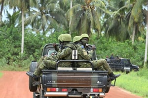 Des soldats ivoiriens circulent à l’arrière d’un véhicule devant l’Académie internationale de lutte contre le terrorisme (AILCT) à Jacqueville en Côte d’Ivoire, le 10 juin 2021. Ivorian soldiers drive on the back of a vehicle outside the International Academy for Combating Terrorism (AILCT) in Jacqueville in Ivory Coast on June 10, 2021. – The creation of the AILCT in a West Africa where several countries are plagued by jihadist attacks – Al-Qaeda in the Islamic Maghreb (Aqmi), Islamic State (EI), Boko Haram – had been formalized in November 2017 by French President Emmanuel Macron and Ivorian President Alassane Ouattara, on the sidelines of a summit between the African Union (AU) and the European Union (EU) in Abidjan. 
© ISSOUF SANOGO/AFP