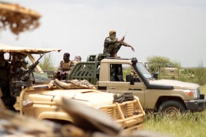 Des soldats maliens lors d’une patrouille avec des soldats de la nouvelle force Takuba près de la frontière nigérienne dans le cercle de Dansongo, au Mali, le 23 août 2021. © Paul Lorgerie/REUTERS
