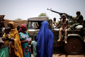 Des soldats maliens lors d’une patrouille à Ndaki, en juillet 2019. © REUTERS/Benoit Tessier
