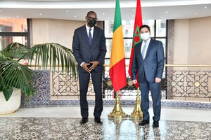 Le ministre malien des Affaires étrangères Abdoulaye Diop et son homologue marocain Nasser Bourita à Rabat, le 11 octobre 2021. © MAP