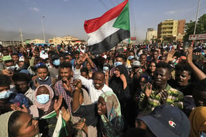 Des manifestants soudanais dans la capitale, Khartoum, pour dénoncer la détention de membres du gouvernement par l’armée, le 25 octobre 2021. Sudanese protesters lift national flags as they rally on 60th Street in the capital Khartoum, to denounce overnight detentions by the army of government members, on October 25, 2021. – Armed forces detained Sudan’s Prime Minister over his refusal to support their « coup », the information ministry said, after weeks of tensions between military and civilian figures who shared power since the ouster of autocrat Omar al-Bashir.
© AFP