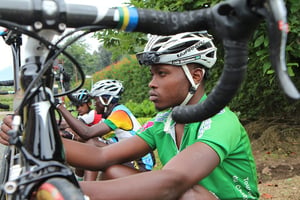Des coureurs cyclistes rwandais contrôlent leurs vélos au Centre de cyclisme Africa Rising à Musanze, le 11 novembre 2015. Photo d’illustration. © STEPHANIE AGLIETTI / AFP