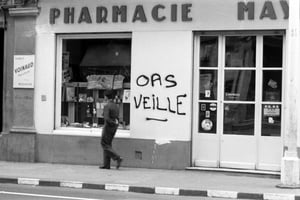 Graffiti de l’OAS en novembre 1961, à Alger. © Marc Garanger/Aurimages via AFP
