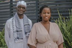 Mame Mactar Guèye, vice-président de l’ONG islamique Jamra, et Aïssatou Ndiaye, activiste féministe, présidente de l’association Youth Women for Action (YWA), à Dakar, le 25 octobre 2021. © Carmen Abd Ali pour JA