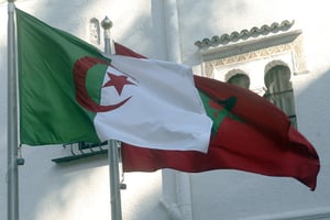 Les drapeaux algérien et marocain flottent sur la résidence Djenane El-Mufti à Alger, lors de la visite historique en Algérie de Saadeddine El Othmani, ministre des Affaires étrangères du Royaume, le 24 janvier 2012. © RYAD KRAMDI/AFP