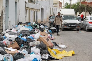 Amoncellement de déchets dans une rue de Sfax. © HOUSSEM ZOUARI/AFP
