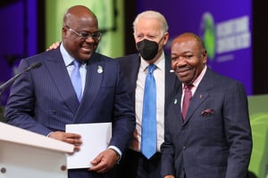 Ali Bongo Ondimba (dr.) avec ses homologues congolais, Félix Tshisekedi, et américain, Joe Biden, à Glasgow, le 2 novembre 2021, lors de la COP26. © Chris Jackson/Getty Images