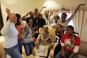 L’ancien président Nelson Mandela entourés de ses petits-enfants, le 18 juillet 2018. © Themba Hadebe /AFP