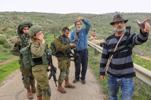 Les militants israéliens Guy Hirschfeld et le rabbin Arik Ascherman (au centre) au nord de la vallée du Jourdain, le 19 février 2020. © EMMANUEL DUNAND/AFP